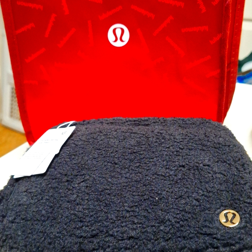 LULULEMON FURRY FLEECE ADJUSTABLE LARGE BLACK WITH GOLD HARDWARE BELT BAG/SLING